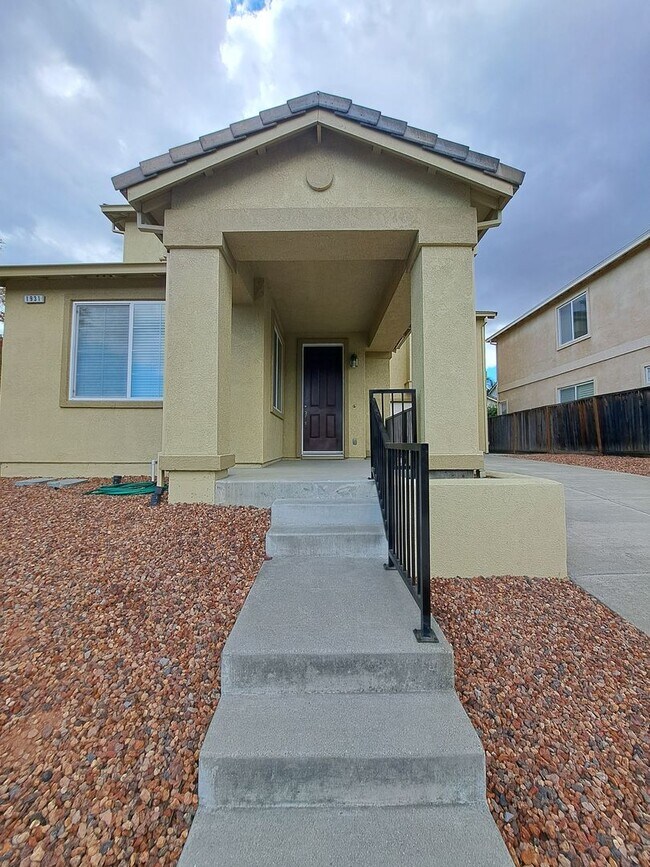 Foto del edificio - Expansive 3 bedroom/2.5 Bath Home in Corde...