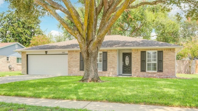 Foto del edificio - 5812 Misty Meadow St
