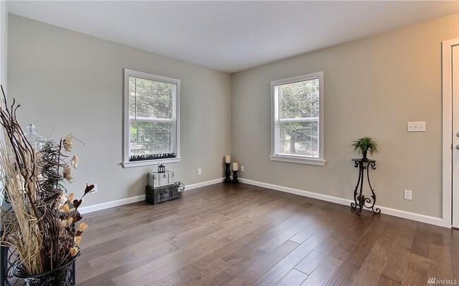 Building Photo - Charming craftsman home with a large lot a...