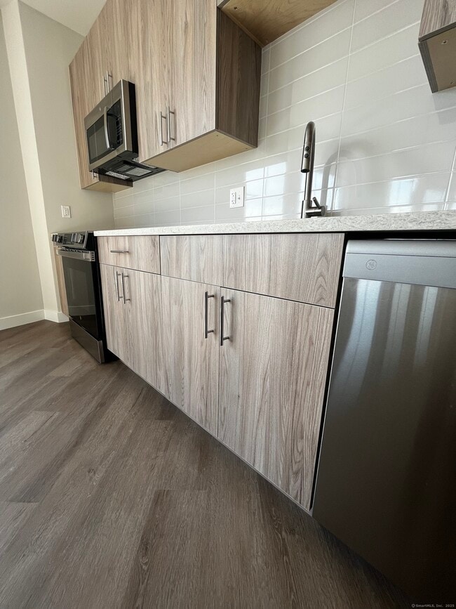 Building Photo - 467 West Ave