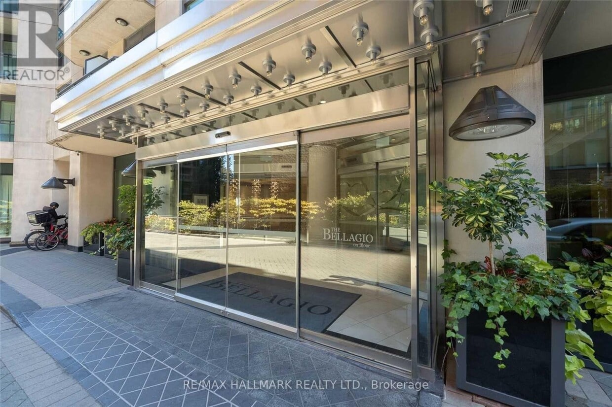 Photo principale - 300 Bloor St E