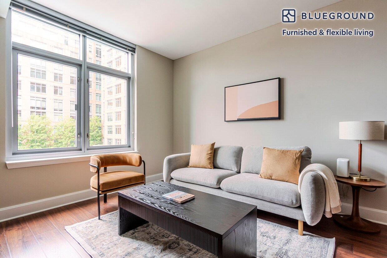 Foto principal - 12025 Town Square St