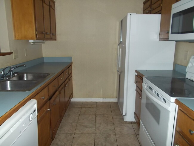 Building Photo - 1617 Jamestown Ct