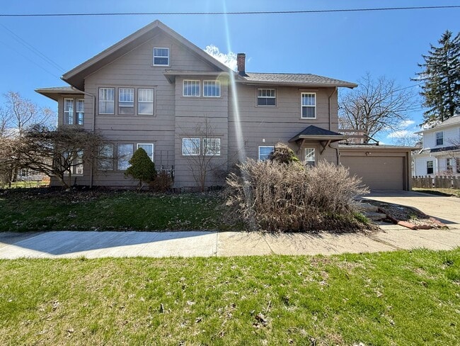 Building Photo - 1000 S W Ave