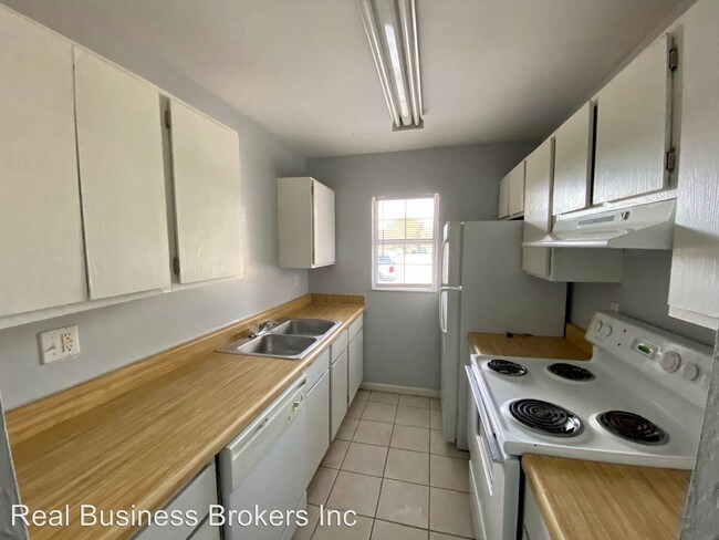 Building Photo - 3913 SW 26th Dr