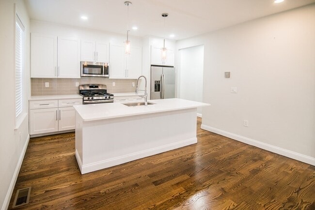 Building Photo - 757 Washington St