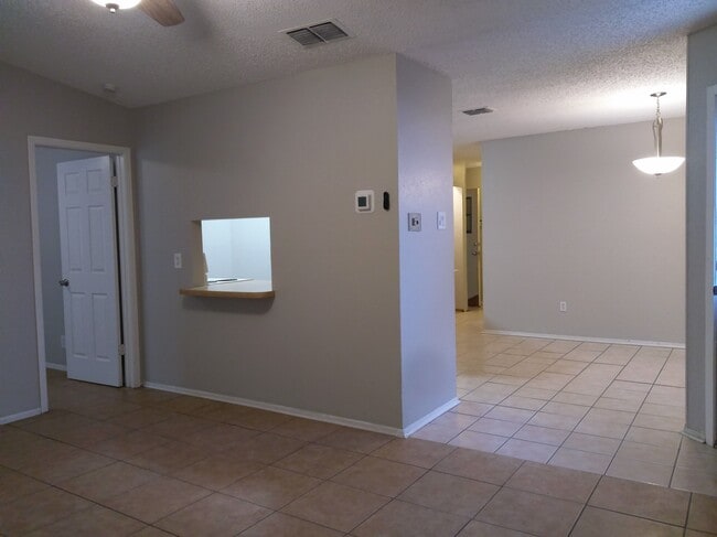 De la sala de estar al dormitorio principal - 2524 Corian Glen Dr