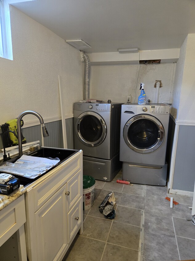 Kitchenette/Laundry - 25 Fairground Ave