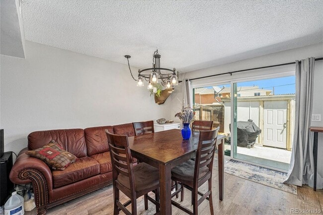 Building Photo - Beautifully Updated 3-Bedroom End-Unit Tow...