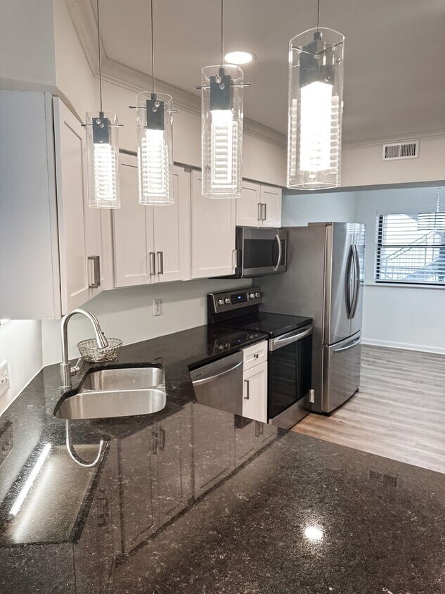 Foto principal - Spacious Renovated 3-Bedroom Condo Near UT...