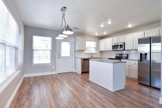 Building Photo - 701 Earls Ct