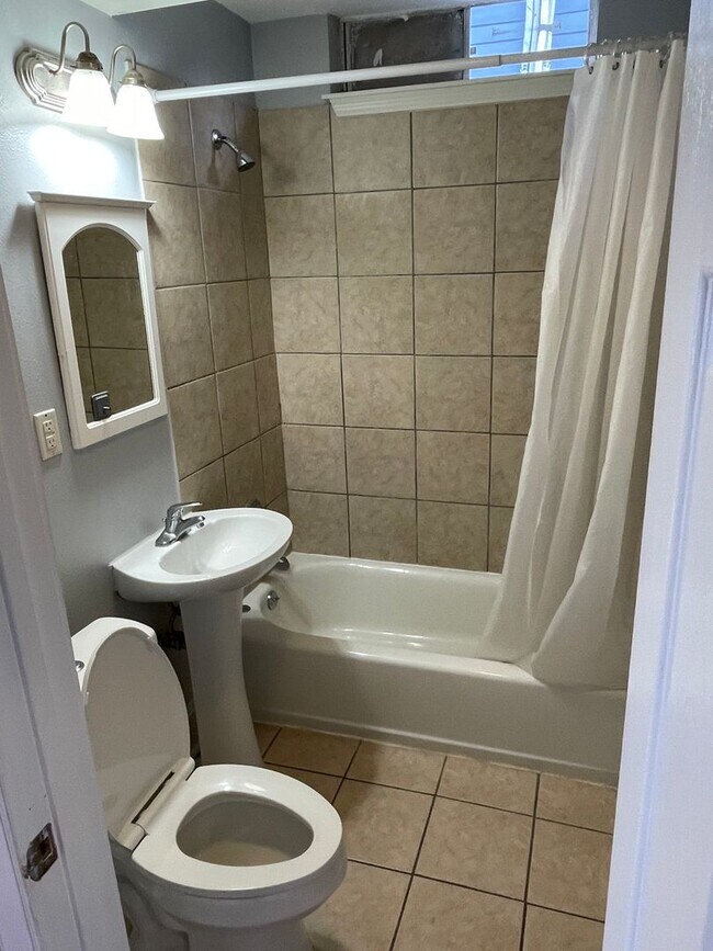 Foto del edificio - 1BD/2BA, 1/2 block off Carrollton Ave.