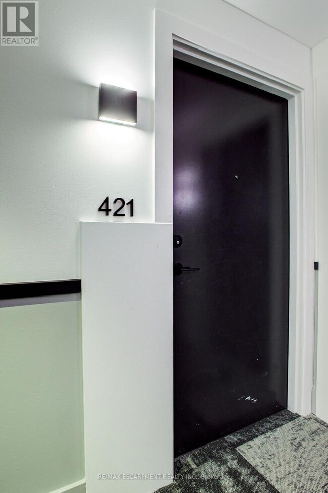 Photo du bâtiment - 600-600 N Service Rd