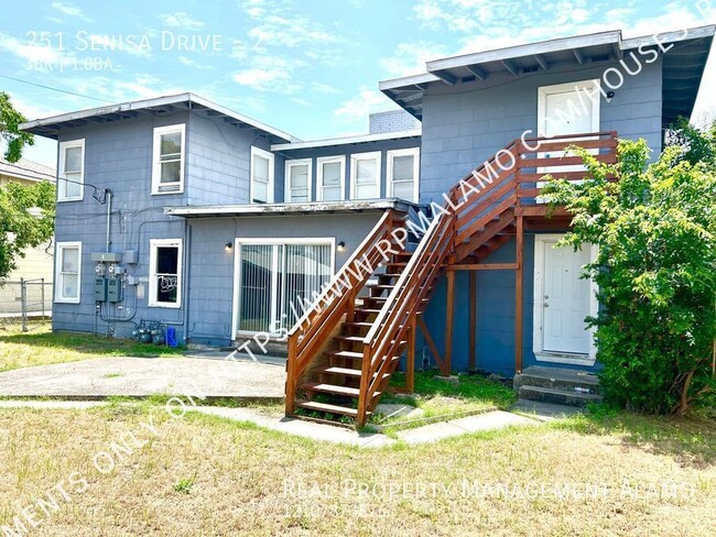 Building Photo - *MOVE IN SPECIAL!* Upstairs 3 Bedroom / 1 ...