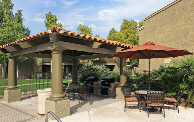 Sundeck - Scottsdale Place Apartments