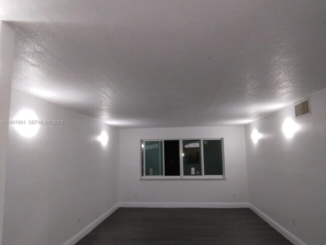 Foto del edificio - 14850 Naranja Lakes Blvd