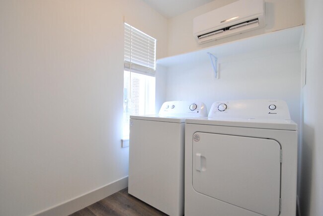 Building Photo - 667 S 400 E