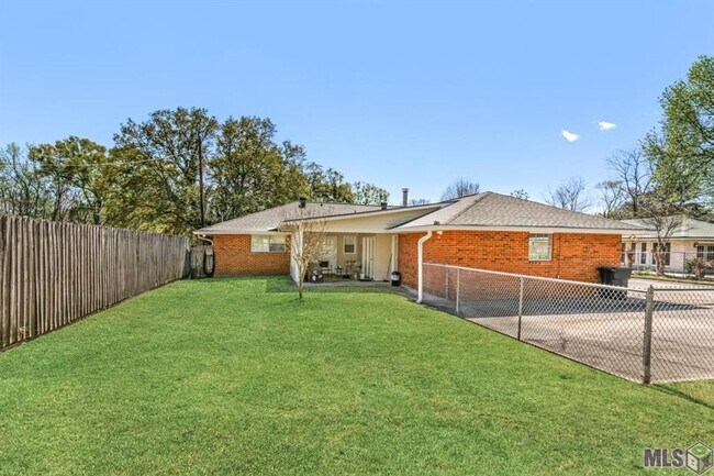 Building Photo - 3 Bedroom House on Highland Road