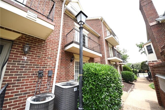Building Photo - 20 Academy Ln