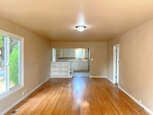 Foto del edificio - 2Bd/1Ba Single Story House w/ Basement - A...