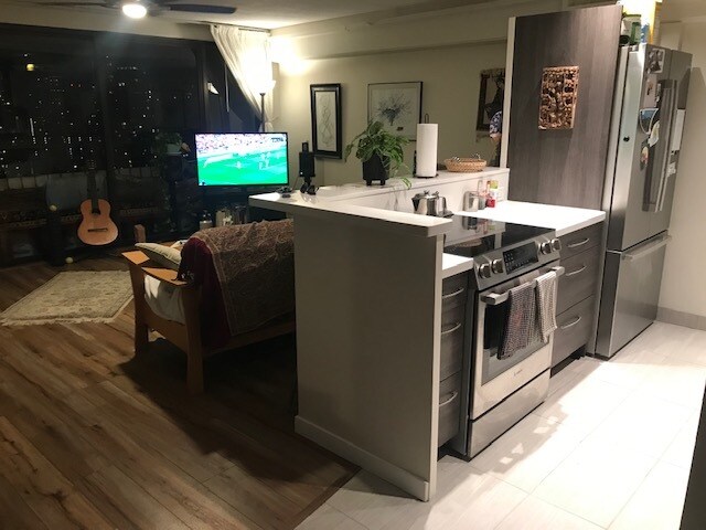 Vista de la cocina/sala de estar desde la entrada. - 2333 Kapiolani Blvd
