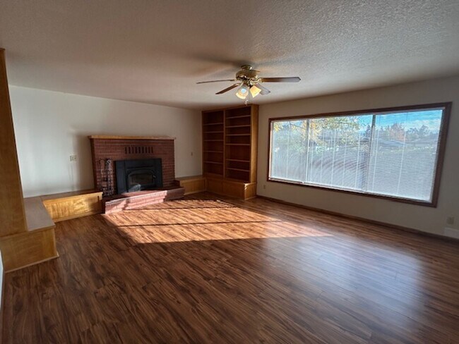 Building Photo - Home available in quiet downtown neighborhood