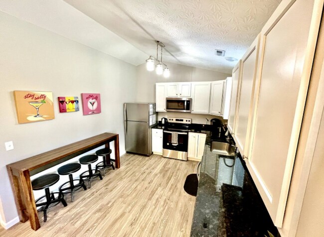 Building Photo - Vibrant 4 Bedroom Getaway with Hot Tub