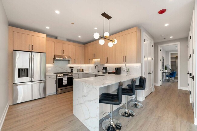 Building Photo - 2344 W Polk St