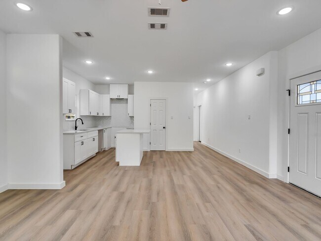 Foto del edificio - Spacious 3 Bed / 2.5 Bath Duplex – Move-In Ready