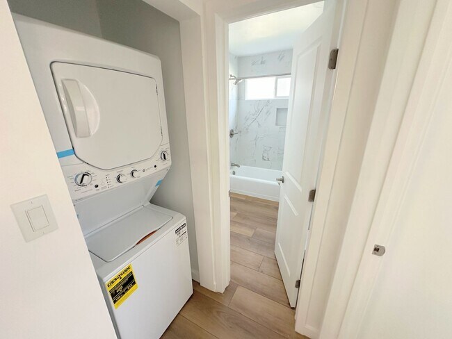 Foto del edificio - 2bd/1ba in Sherman Oaks w/ parking, washer/dryer in unit!