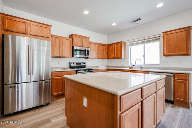 Building Photo - 811 E Kapasi Ln