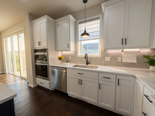 Foto del edificio - Gorgeous 3bed 3bath Home, Nestled in The Desirable Harvest West Neighborhood of Chaska