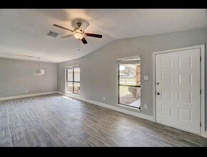 Building Photo - 7107 NW Birch Pl