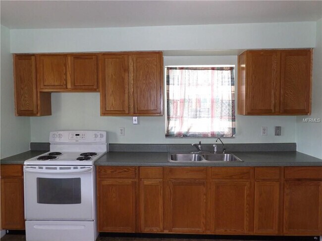Building Photo - 2 Bed 1 Bath Home Pet Friendly 1ST MONTH F...
