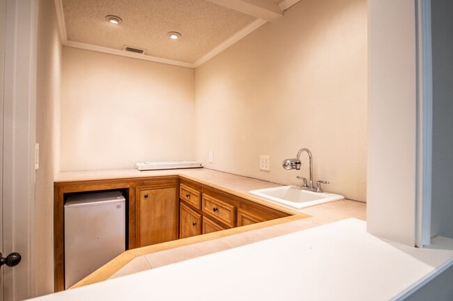 Building Photo - Beautiful 3 bedroom 2 bathroom house in Co...