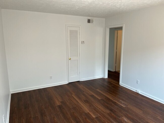 Foto del edificio - Quaint Sylvan Heights Duplex