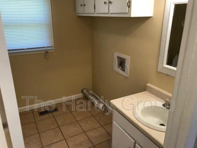 Building Photo - 800-B N Vine St