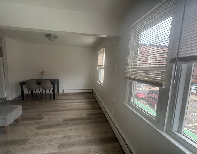 Foto del edificio - 121 Mallory Ave