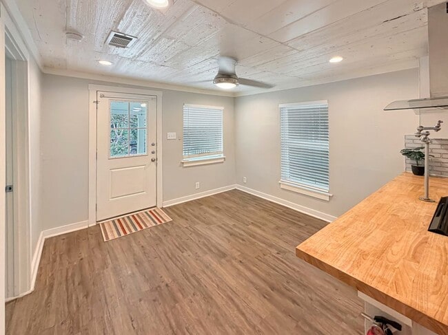 Building Photo - 431 N Gravel St