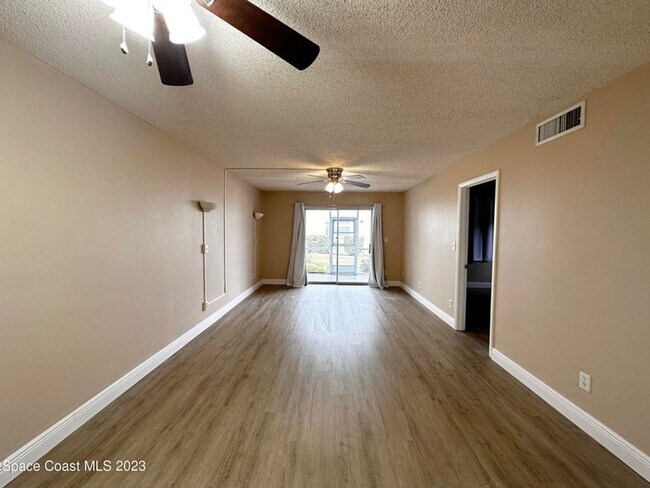 Foto del edificio - 1005 Knox Mcrae Drive C-116