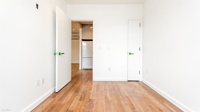 Building Photo - 3 br, 1 bath  - 555 Graham Ave