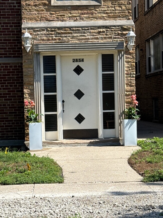 Building Photo - 2854 W Farragut Ave