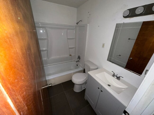 Building Photo - 3 Bed/ 1.5 Bath