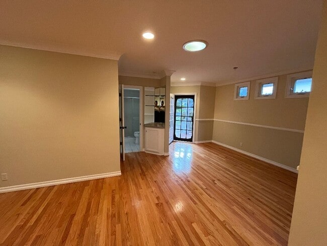 Building Photo - Charming 3 bedroom/ 2 bath single-family home