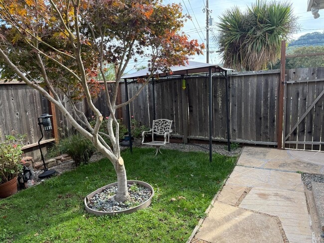 Building Photo - 840 Idylberry Rd