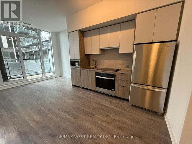 Building Photo - 1007 The Queensway