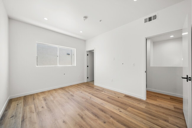 Foto del edificio - 6049 Craner Ave