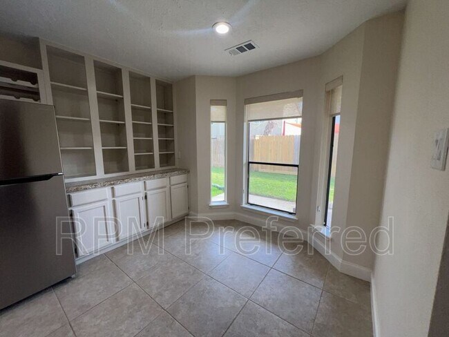 Foto del edificio - 7402 Wood Bluff Blvd