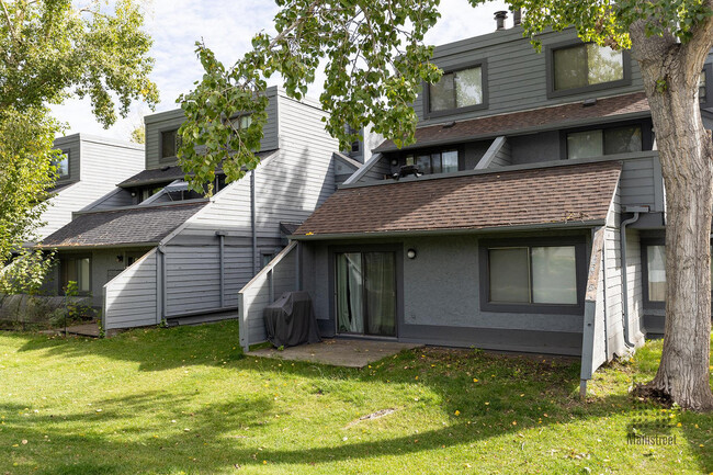 Building Photo - Queen's Park Townhomes