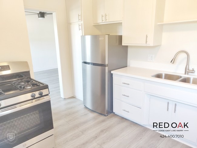 Building Photo - Rare Studio Near Los Feliz with Parking
